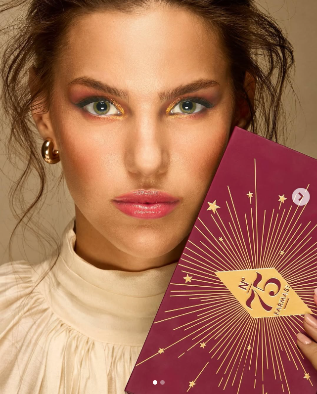 chica con catalogo de farmasi